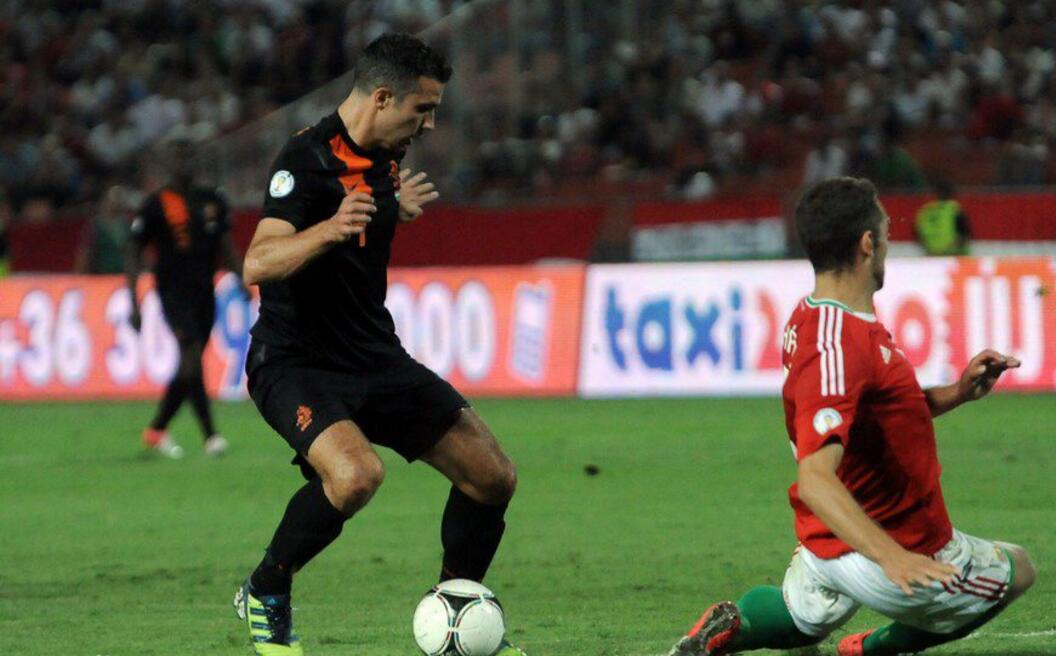 开云体育中国-切尔西横扫乌拉圭，范佩西完成帽子戏法