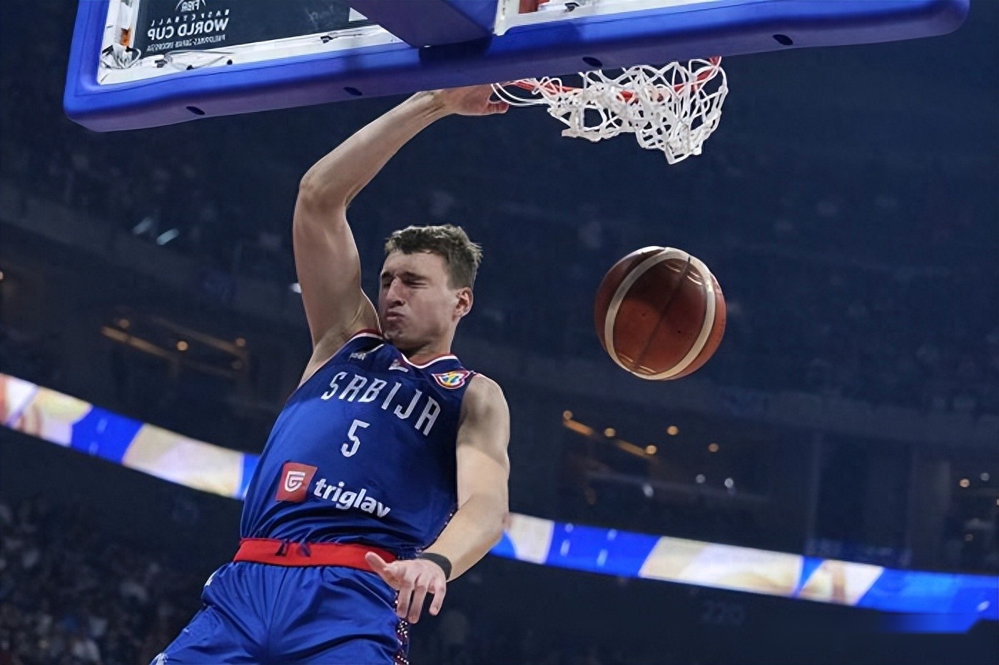 开云体育APP下载-波兰男篮完胜塞尔维亚男篮，利拉德惊艳世界