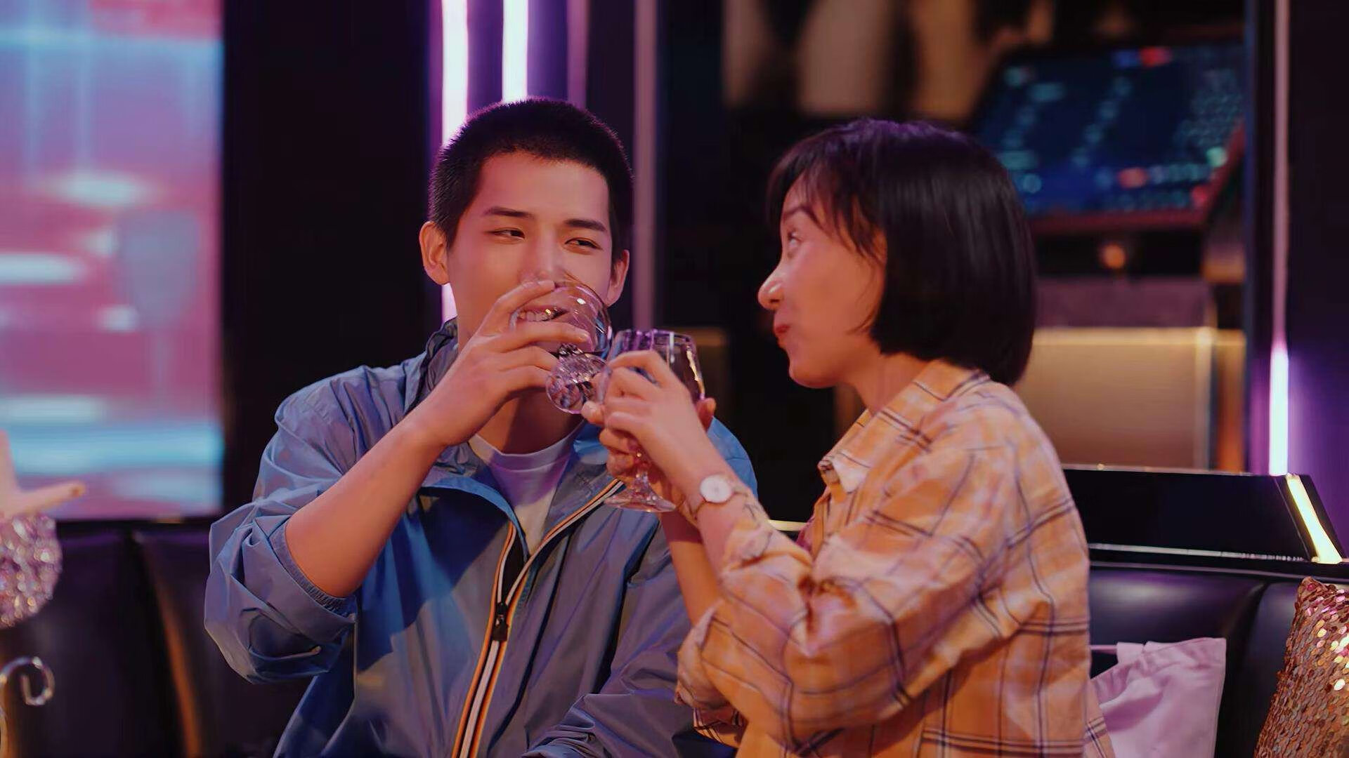 巨星闪耀,强队碾压,布克领衔湖人轻取上海男篮